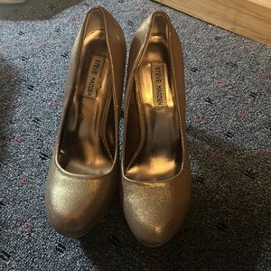 Perfect for the holidays !!! Gold Steve Madden stilettos !! barely worn  !